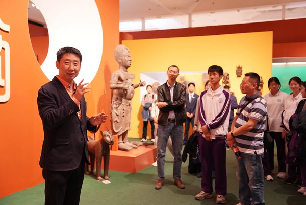 影视美育、艺术展览……清华附中永丰学校家校共育活动举行(图2)