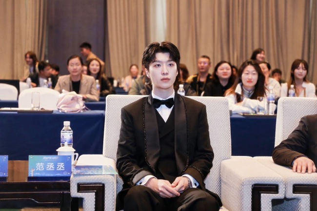 黄晓明华表奖介绍青岛美食 影人代言点亮“影视之都”(图2)