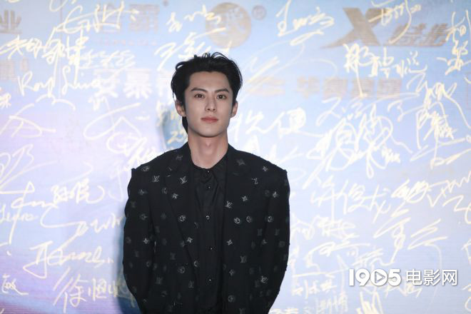 王鹤棣帅气出席丝绸之路电影节 红毯上宣传新作(图2)