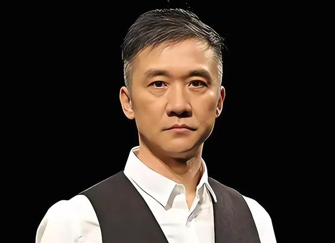 不老男神黄志忠亮相！56岁穿搭时尚柯蓝张国立聚会互动亲密！(图2)