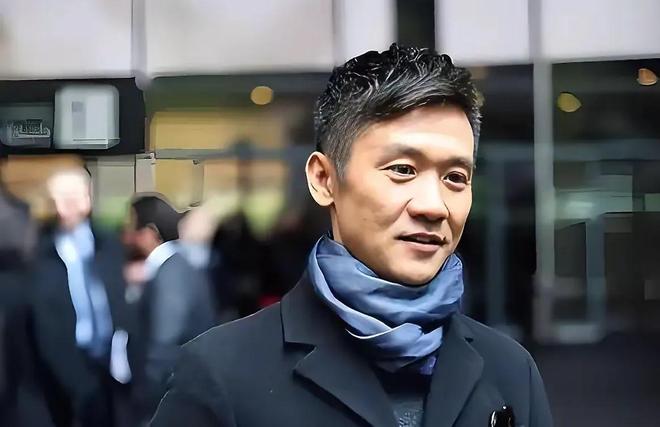 不老男神黄志忠亮相！56岁穿搭时尚柯蓝张国立聚会互动亲密！(图1)