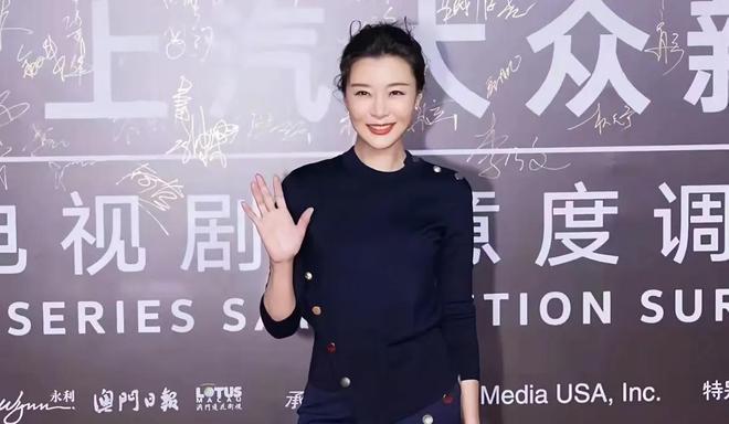 不老男神黄志忠亮相！56岁穿搭时尚柯蓝张国立聚会互动亲密！(图3)